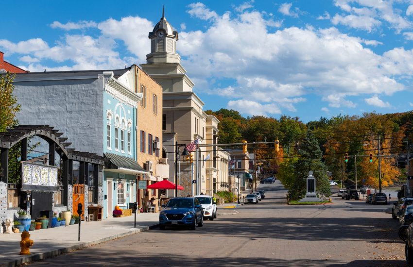 2K73NHY USA West Virginia WV Berkeley Springs Autumn Fall Morgan County Appalachian Mountains Downtown Berkeley Springs